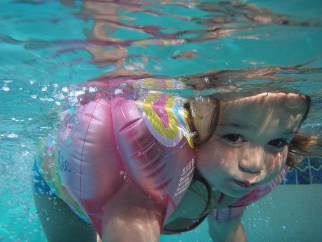 kid_swimming_pool_underwater