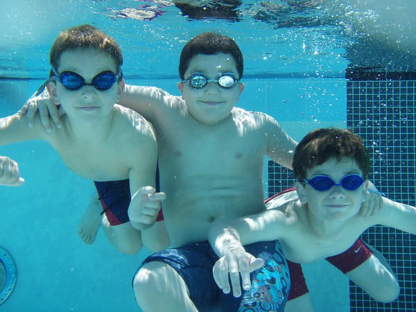 kids_underwater_pool