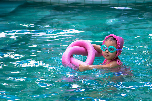 swim-girl-goggles